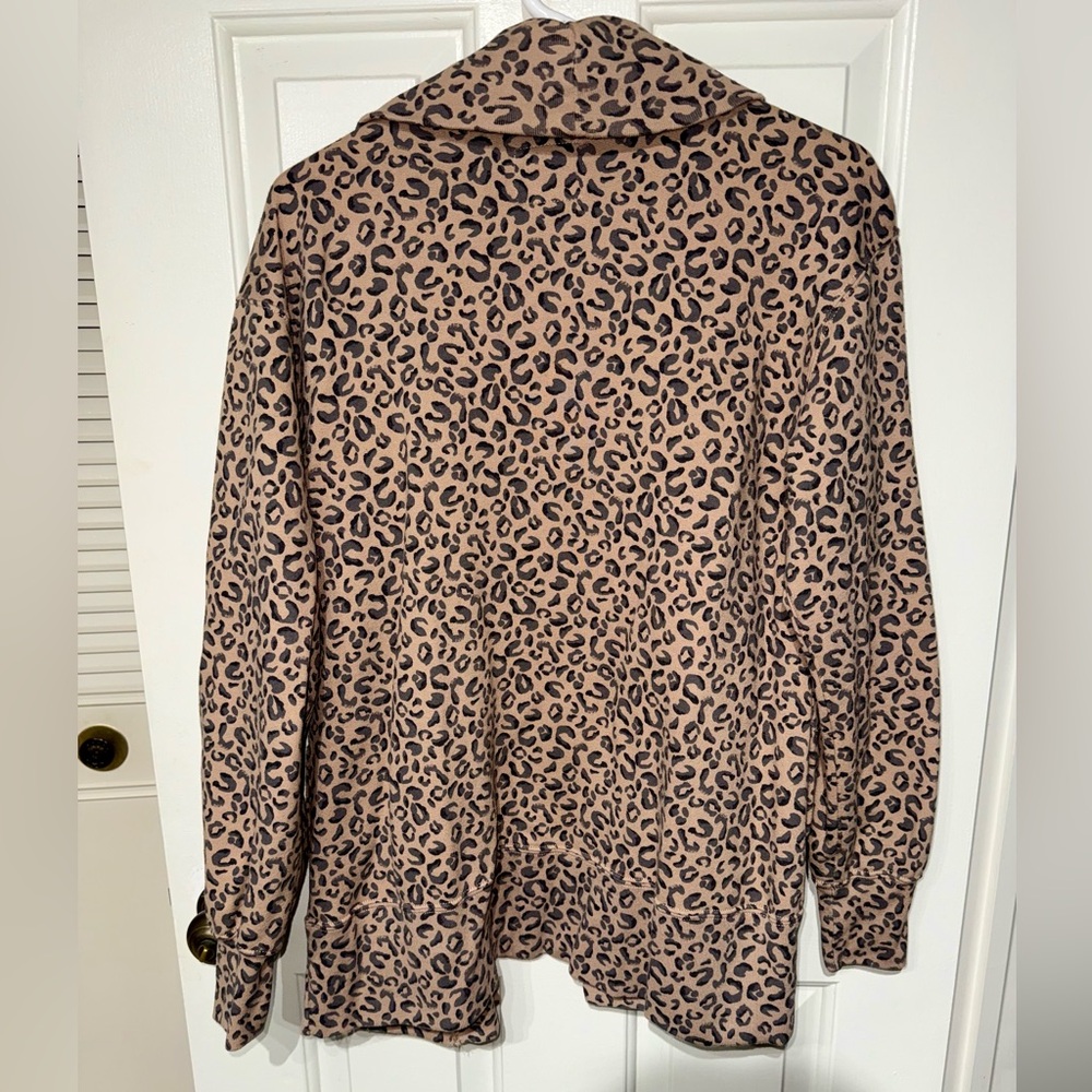 ⭐️ Abercrombie & Fitch Animal Print Cardigan ⭐️ - Picture 2 of 3